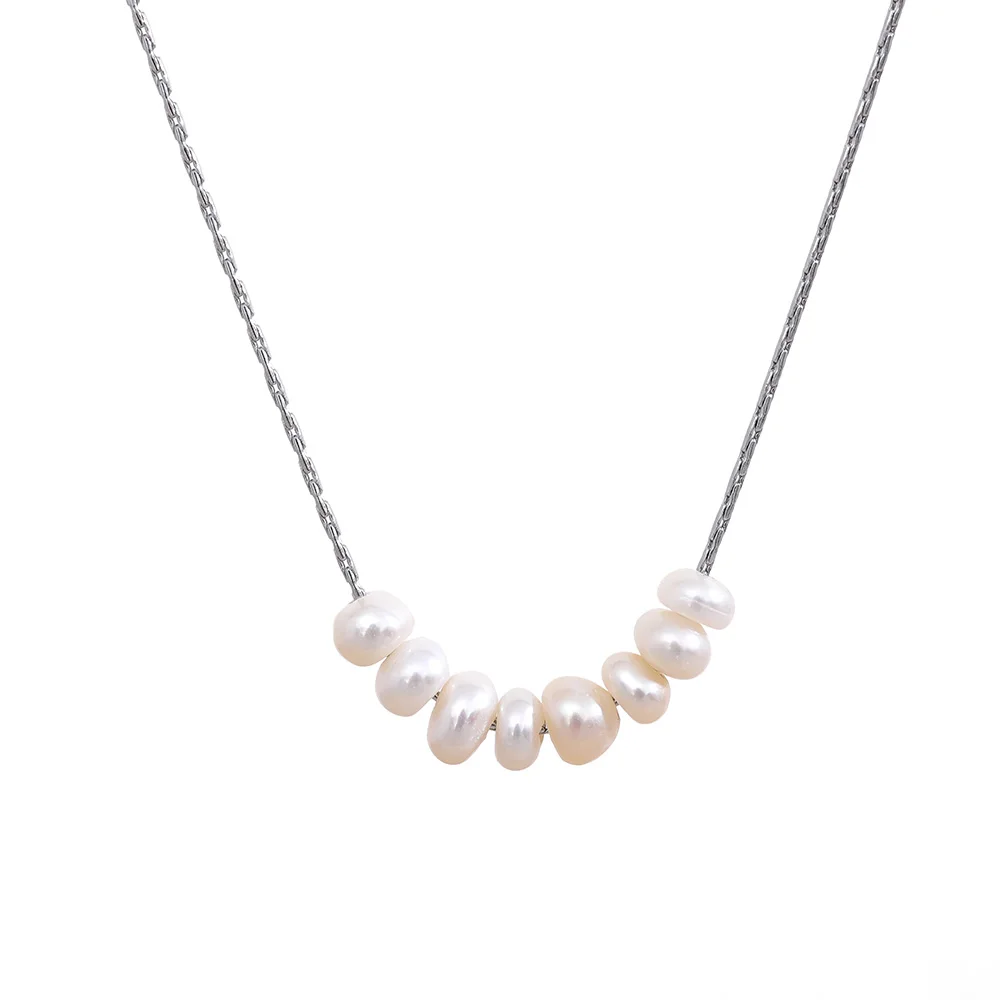 Collier perles minimaliste detail