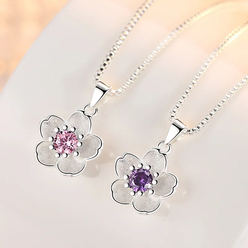 Collier pendentif fleur porte