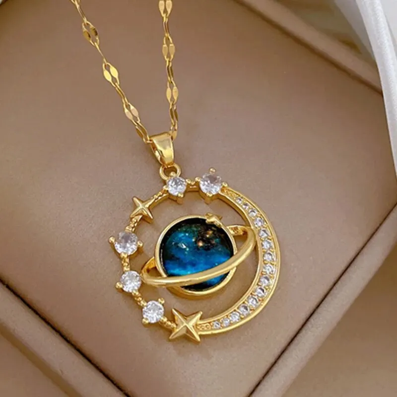 Collier planete etoile celeste Winged Charm
