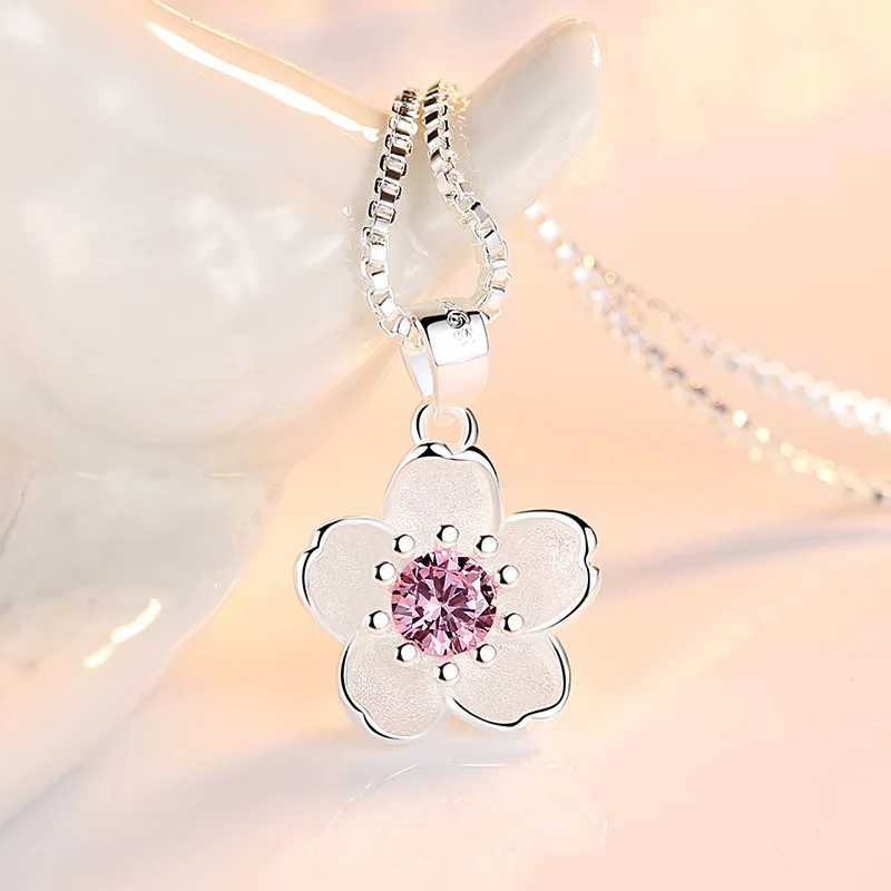 Collier pendentif fleur detail